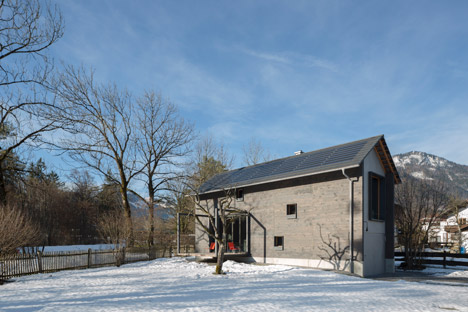Holzhaus-am-Auerbach-by-Holiday-Architecture-winter_dezeen_468_8