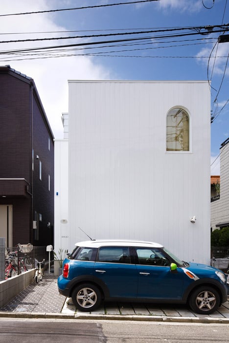 House in Tama-plaza by Takushu ARAI Architects