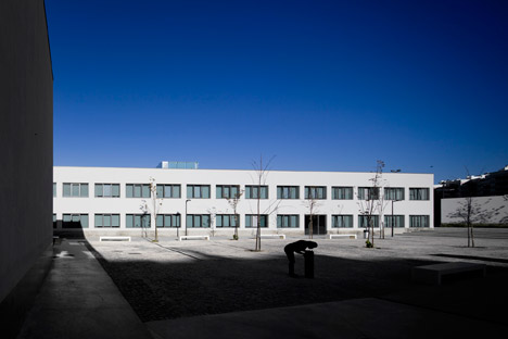 Vergilio-Ferreira-High-School-by-Atelier-Central-Arquitectos_dezeen_468_0