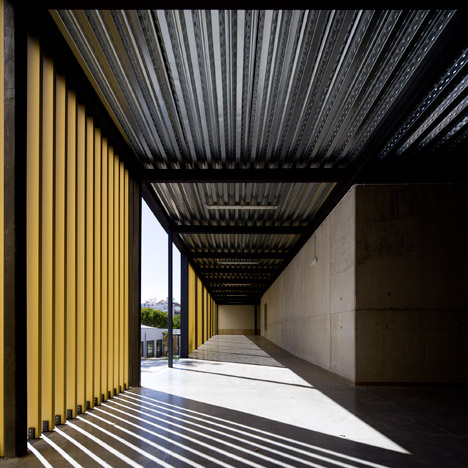 Vergilio-Ferreira-High-School-by-Atelier-Central-Arquitectos_dezeen_468_1
