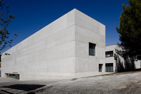 Vergilio-Ferreira-High-School-by-Atelier-Central-Arquitectos_dezeen_468_8