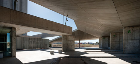 Caceres-bus-station-by-Isabel-Amores-and-Modesto-Garcia_dezeen_468_10