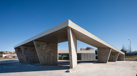 Caceres-bus-station-by-Isabel-Amores-and-Modesto-Garcia_dezeen_468_3