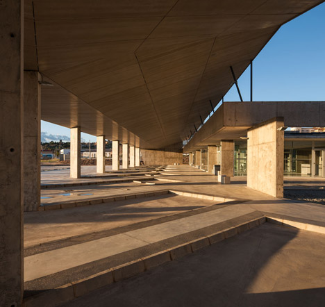 Caceres-bus-station-by-Isabel-Amores-and-Modesto-Garcia_dezeen_468_8