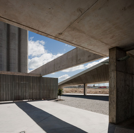 Caceres-bus-station-by-Isabel-Amores-and-Modesto-Garcia_dezeen_468_9