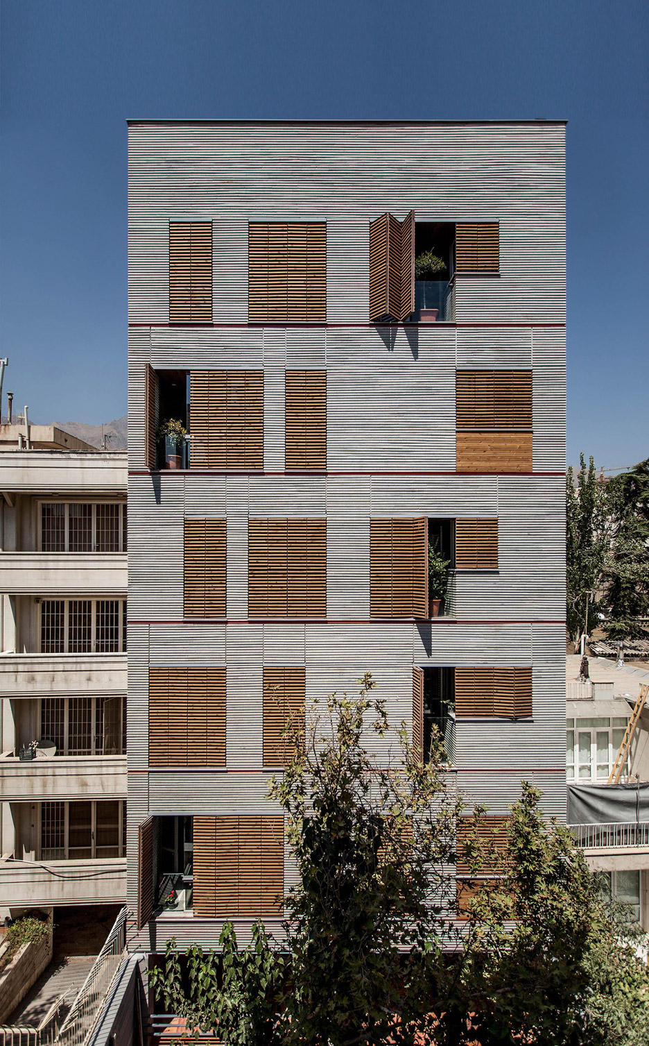 Andarzgoo residential building by Ayeneh Office