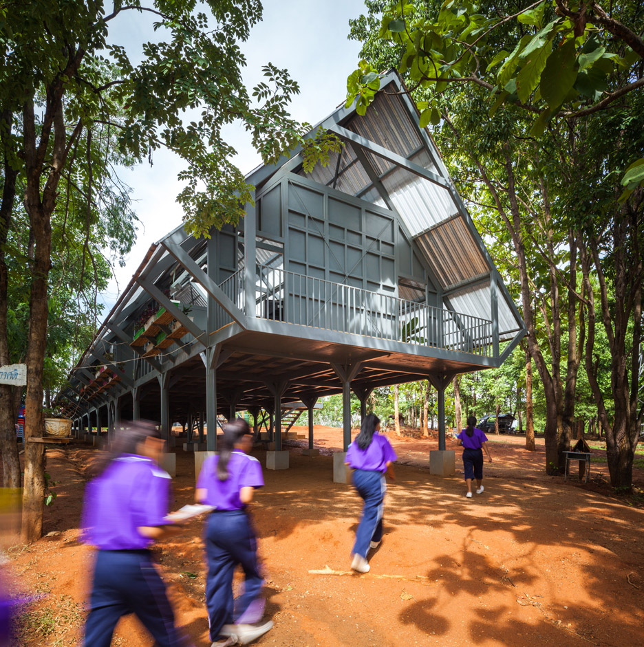 Baan Huay Sarn Yaw School by Vin Varavarn Architects