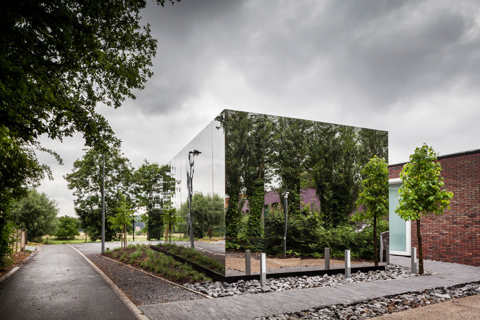 Mirrored office extension by Atelier Vens Vanbelle