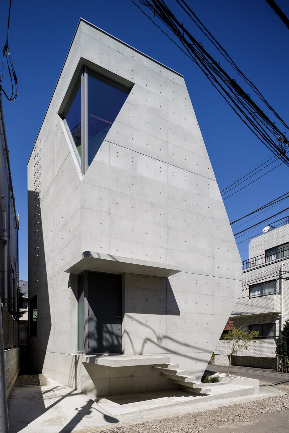 R · torso · C house in Tokyo by Atelier Tekuto