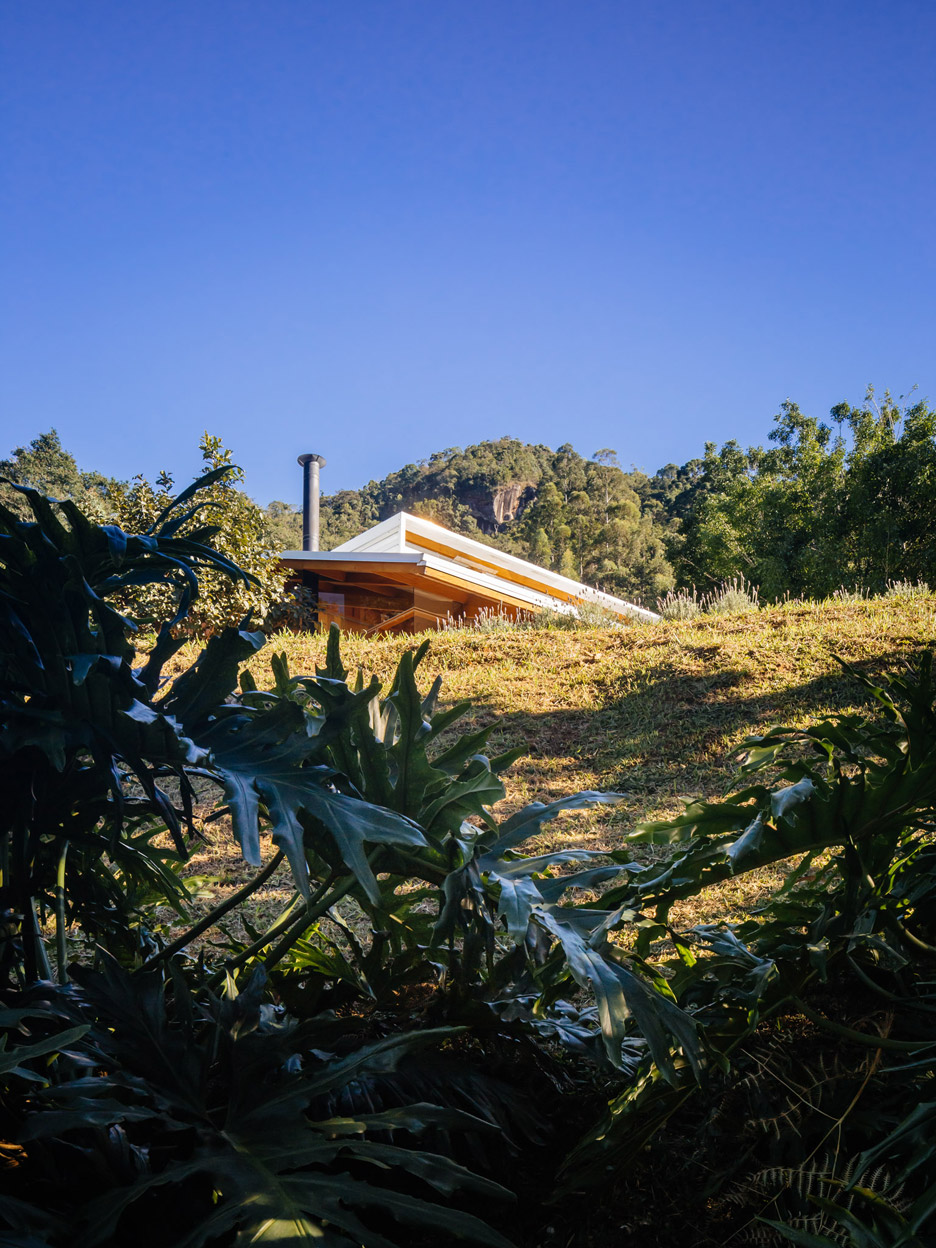 Half-slope House by Denis Joelsons Gabriela Barauna Uchida