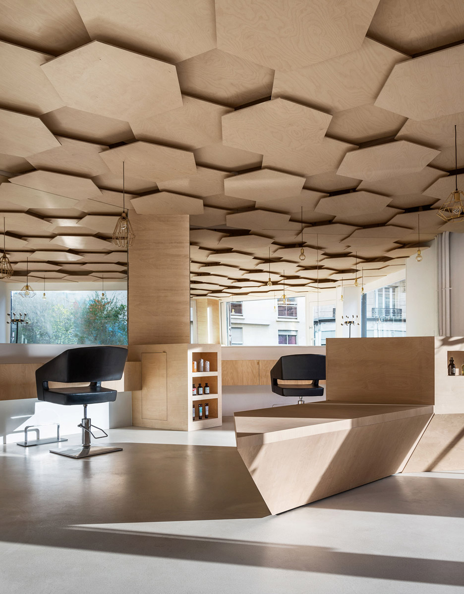 Joshua Florquin adds hexagonal-patterned ceiling to Paris hair salon