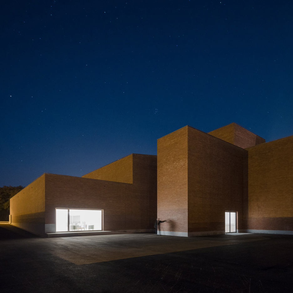 This week, Álvaro Siza released a teaser of his first US project and completed a theatre in Spain