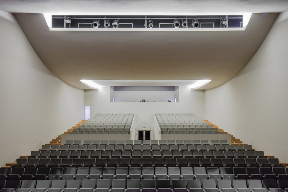 Public Auditorium Public Auditorium in Llinars del Vallès by Alvaro Siza Vieira