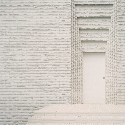 Peter Besley uses pale bricks and thick mortar to create monolithic facade of Brisbane's Couldrey House