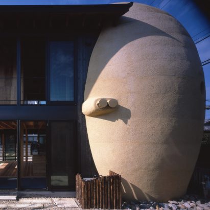 Ryuichi Ashizawa Architects incorporates egg-shaped tomb into Sakai house