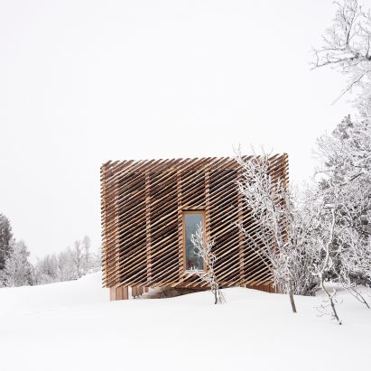 Mork-Ulnes constructs raised Skigard Hytte cabin using detached log cladding