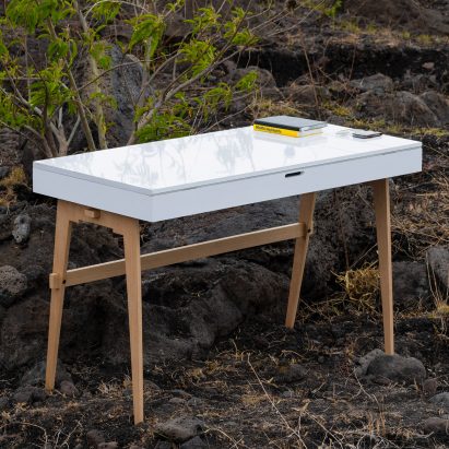 Enrique Tovar designs portable Nōmada desk for working outside of the office