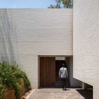 White brickwork encloses gardens of Mexican house by Manuel Cervantes Estudio