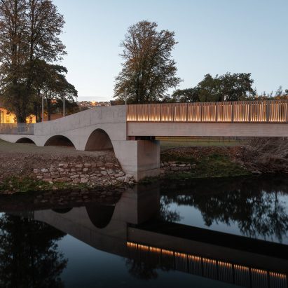 O'Donnell + Tuomey creates timber and concrete pedestrian bridge at University College Cork