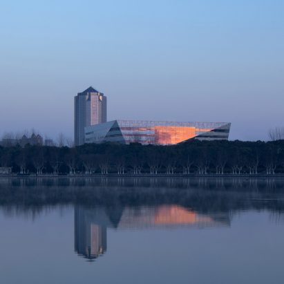 Schmidt Hammer Lassen wraps China’s biggest library in marble-printed glass facade