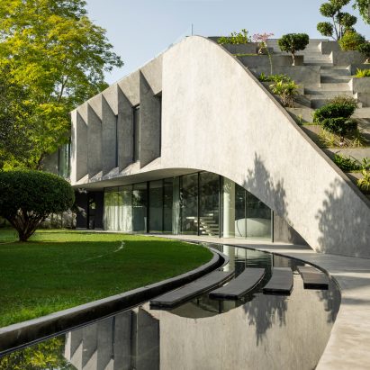 Villa KD45 is a concrete house in Delhi with a plant-covered roof