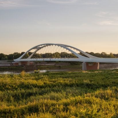 Knight Architects reinstates historic Germany&Poland border crossing with "simple and elegant" bridge