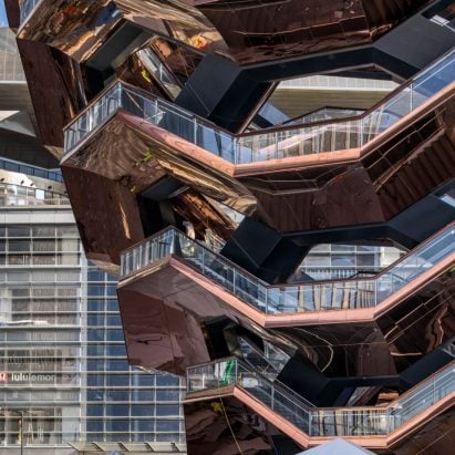 Dezeen Agenda features the reopening of Heatherwick's Vessel in New York