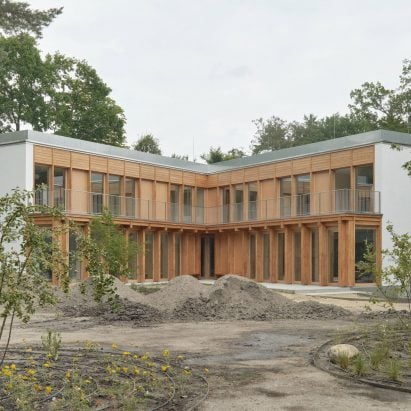 Ewa Kaszuba frames villa in Polish spa town with larch veranda