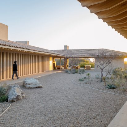 L-shaped střechy vytvářejí štedré stíny: elegantní vila v Los Cabos ohromuje minimalistickým designem
