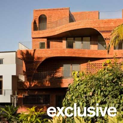 Anthill caverns inform "earthy and tactile" Indian home by Kaushal Tatiya Architects