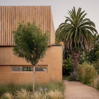 Gonzalo Bardach balances "thick walls and filtering planes" at Casa JR in Argentina
