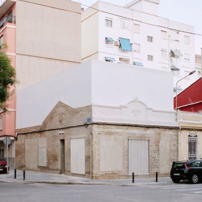 Iterare Arquitectos inserts stark white home into shell of old Spanish building