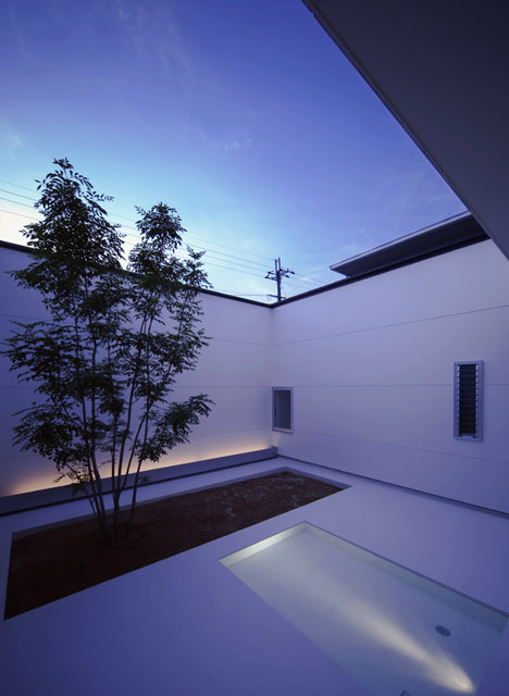 House with Tiny Pool by Shunichiro Ninomiy