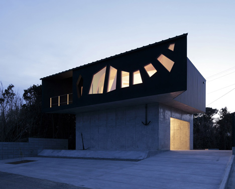 A House Awaiting Death by Eastern Design Office