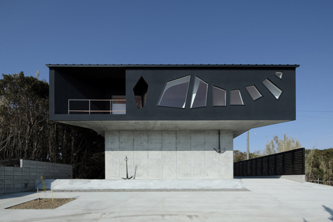 A House Awaiting Death by Eastern Design Office