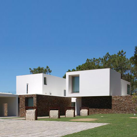 House in Meco by Jorge Mealha Arquitecto