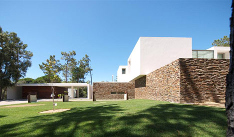 House in Meco by Jorge Mealha Arquitecto