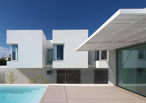 House in Paco de Arcos by Jorge Mealha Arquitecto