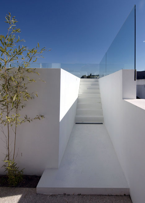 House in Paco de Arcos by Jorge Mealha Arquitecto