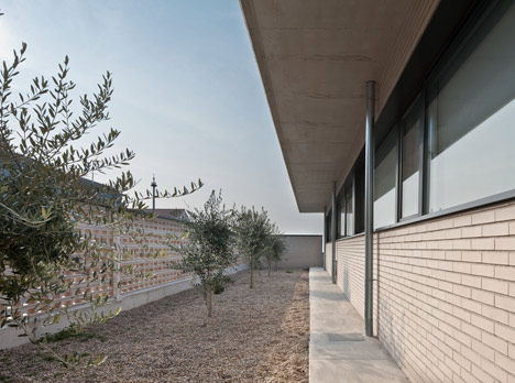 Medical Centre in Milagro by Doblee Architects