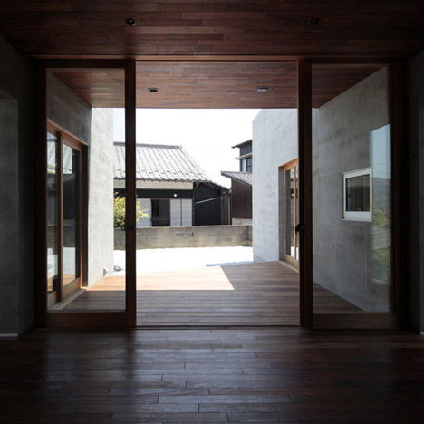 House with a wall by MasaoYahagi Architects