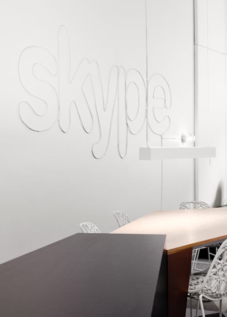 Nội thất văn phòng với sắc trắng tinh tế của Skype