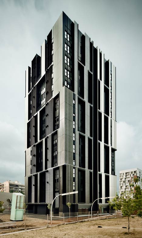 Social Housing Tower in Plaza Europa by R+B Arqts