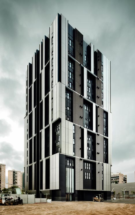 Social Housing Tower in Plaza Europa by R+B Arqts