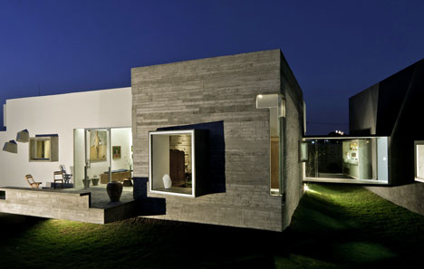 House for two artists by m + n arquitectos and Patricia Perera