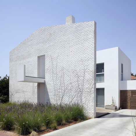 House N by Sharon Neuman and Oded Stern-Meiraz