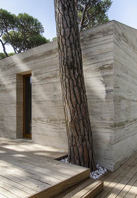 House in a Pine Wood by Sundaymorning and Massimo Fiorido Associati