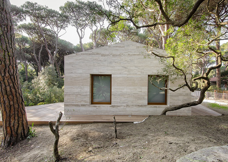 House in a Pine Wood by Sundaymorning and Massimo Fiorido Associati