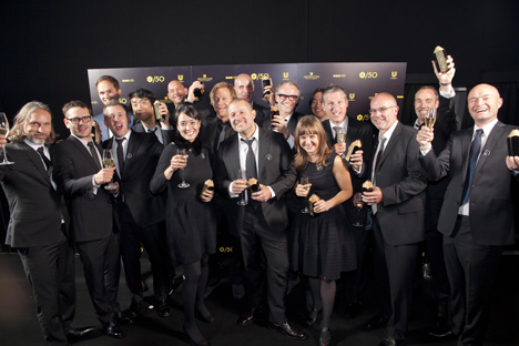 Sir Jonathan Ive collects Apple D&AD award