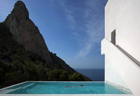 House on the Cliff by Fran Silvestre Arquitectos